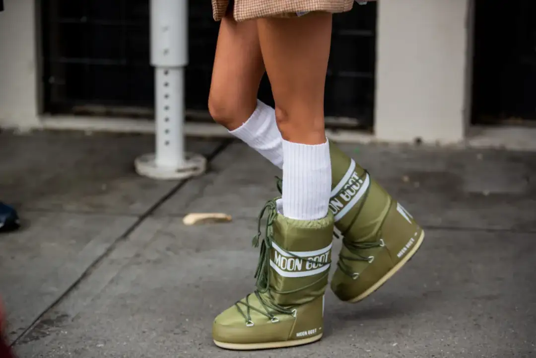 Stylizacje gwiazd z moon boot – jak wyglądać modnie i wygodnie