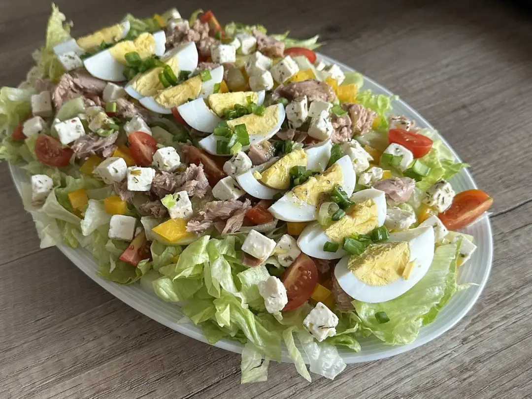 Jak zrobić sałatkę z tuńczykiem i jajkiem - łatwy przepis na pyszność