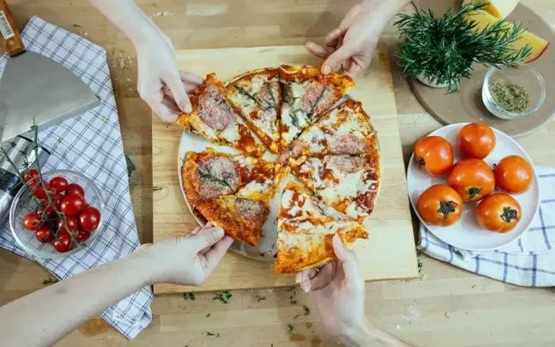 Jak zrobić pizzę jak u mamy – prosty przepis na domową tradycyjną pizzę