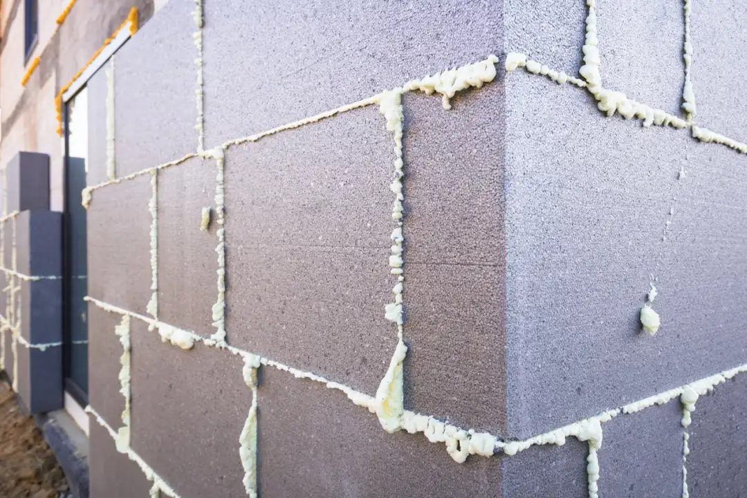 Skuteczne sposoby na zatracie kleju z elewacji - krok po kroku do czystej powierzchni