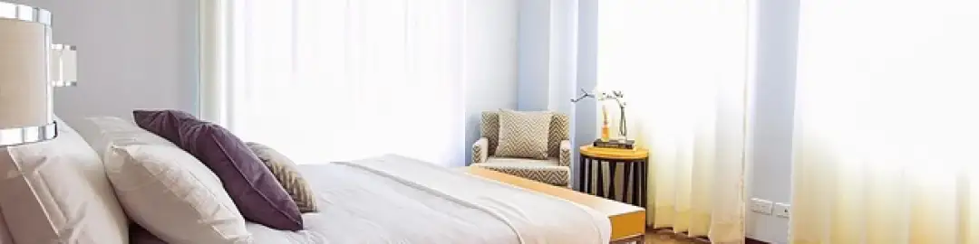 Zasłony do parapetu czy do podłogi – co wybrać, by nie żałować?