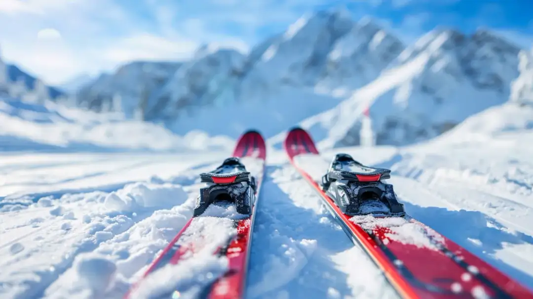 Narty krótkie: Dlaczego warto wybrać krótkie narty na stok?