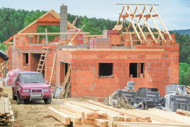 Koszt budowy komina systemowego: Ceny, rodzaje i porównanie