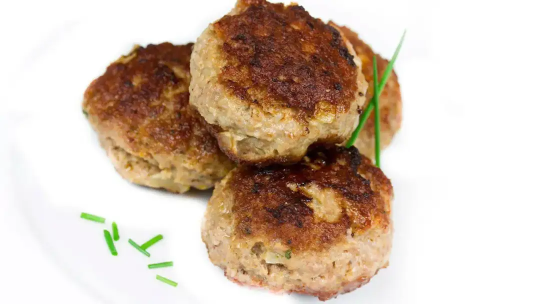 Ile kcal ma kotlet mielony? Poznaj skład i wartość kaloryczną