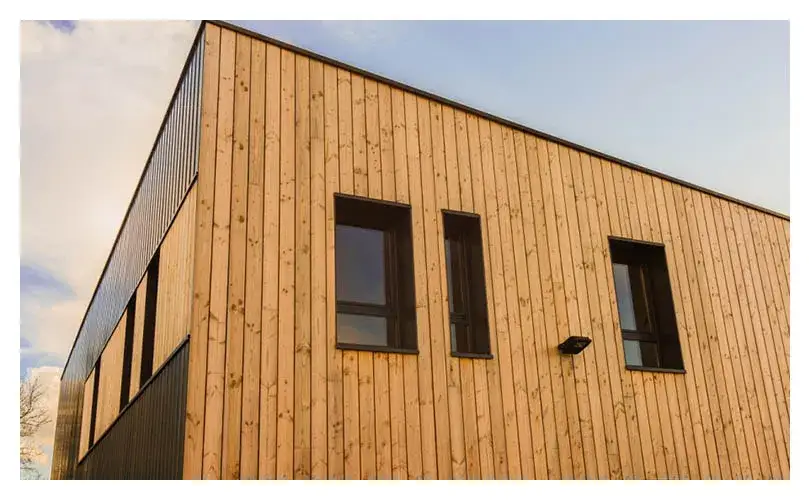 Elewacja z desek pionowych: Jak wykonać krok po kroku w 2025