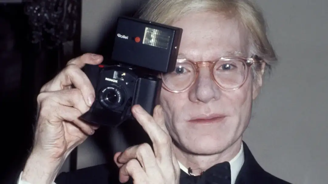 Andy Warhol biografia: życie artysty, który zmienił świat sztuki