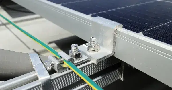 Jak obniżyć napięcie w fotowoltaice: 5 skutecznych sposobów na ochronę