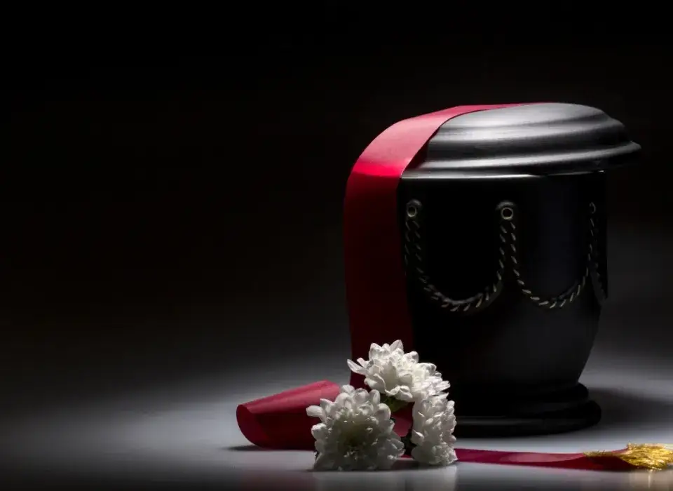 Jak przewieźć urnę z prochami samolotem? Kluczowe zasady i dokumenty