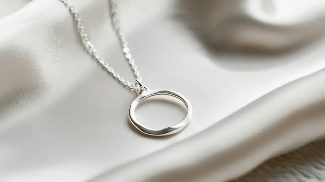 Naszyjnik koło: minimalistyczny dodatek do Twojej stylizacji!