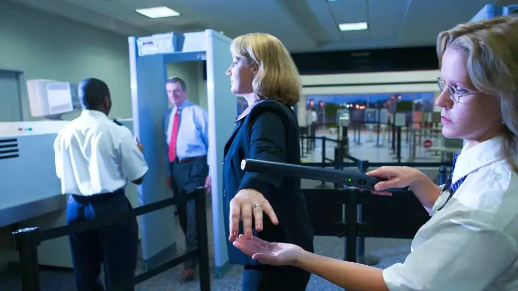 Co wykrywa bramka na lotnisku? Zaskakujące zagrożenia, które możesz przemycić