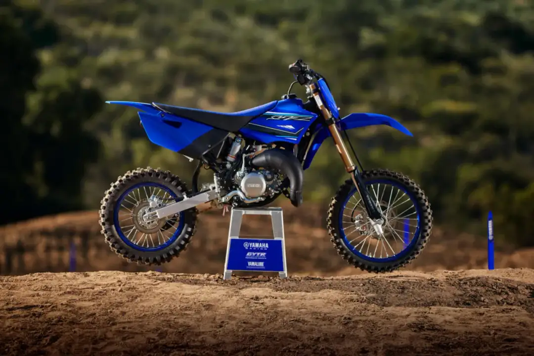 Yamaha YZ 85 ile ma koni? Moc silnika, osiągi i ważne informacje.