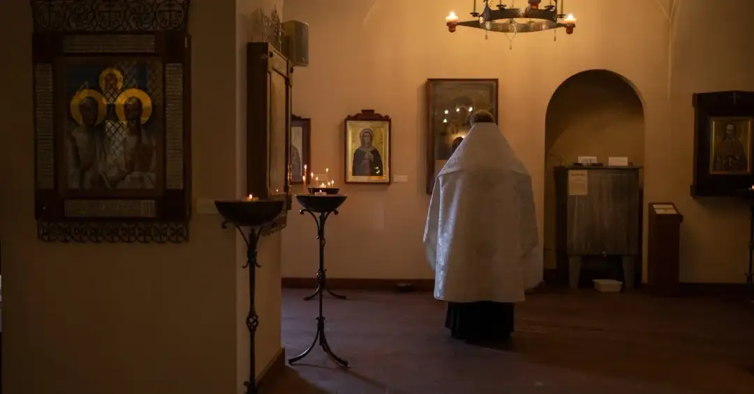 Czym dokładnie zajmuje się ksiądz rezydent w parafii? Wyjaśniamy