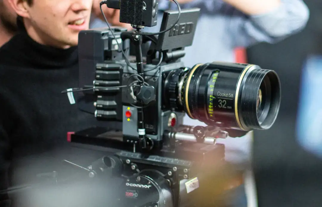 Produkcja filmów reklamowych: proces, etapy i znaczenie