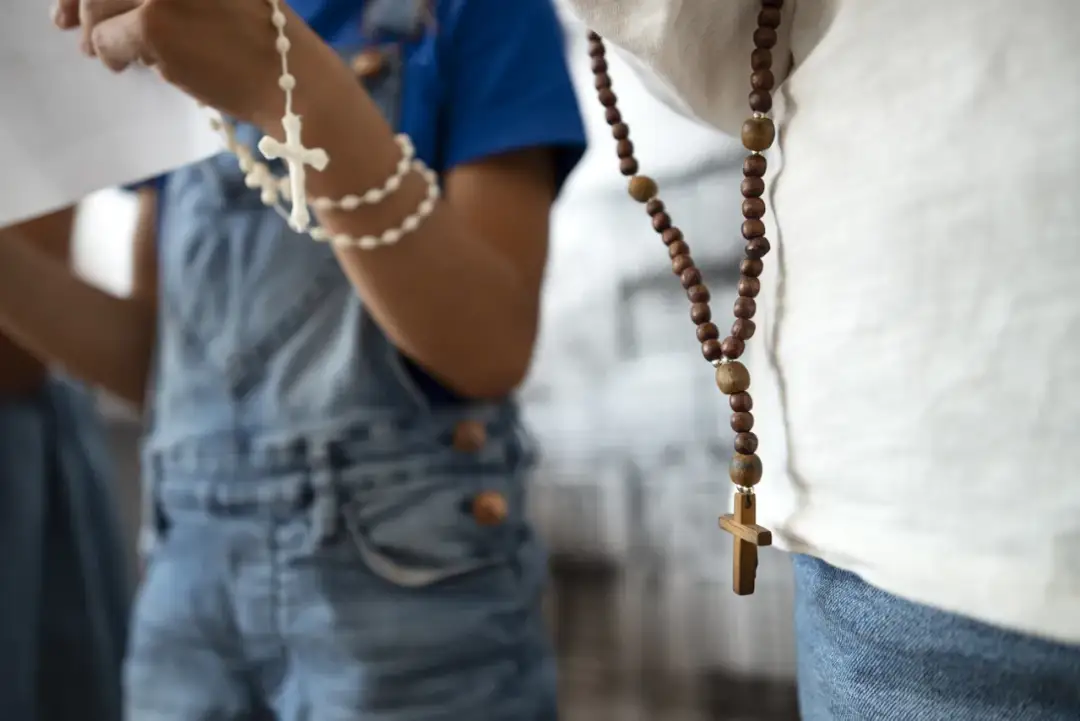 Różaniec jako element biżuterii – symbolika i styl w jednym