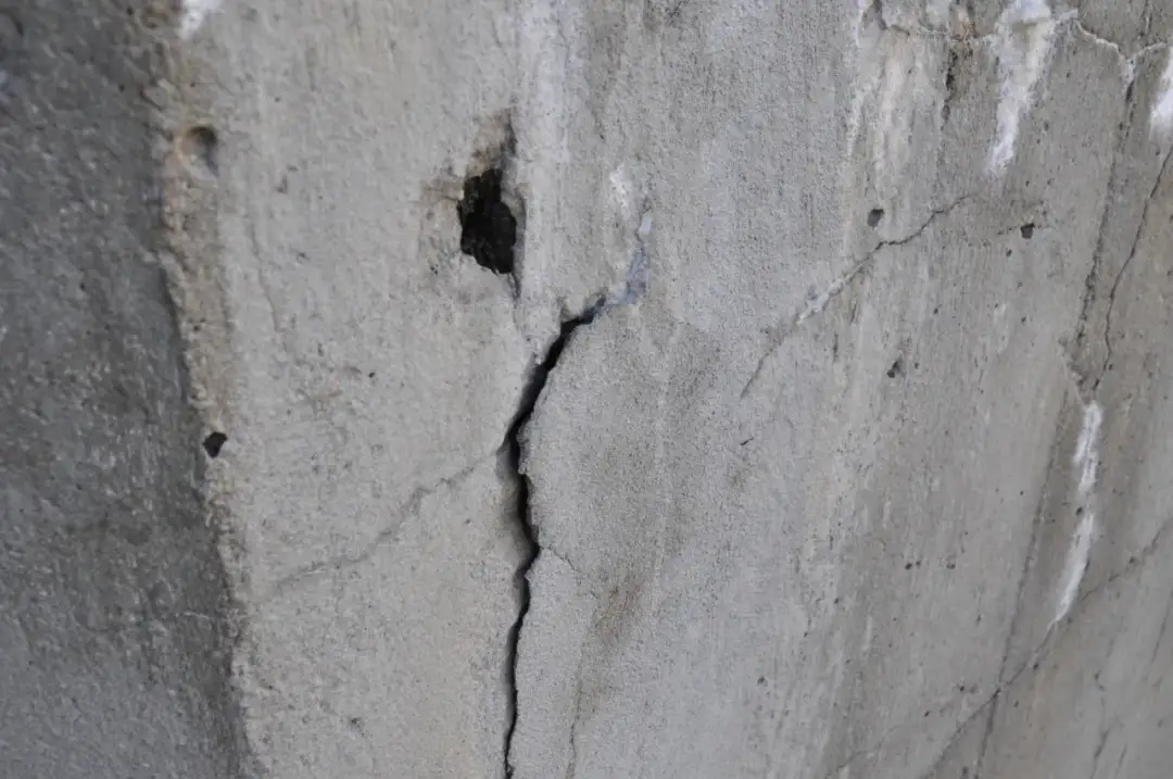 Jak skutecznie zabezpieczyć beton na zewnątrz przed zniszczeniem?