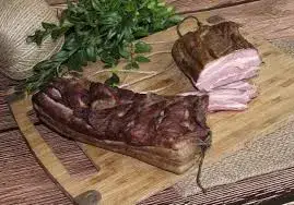 Wędzony boczek: jak zrobić w domowych warunkach? Poznaj nasze triki