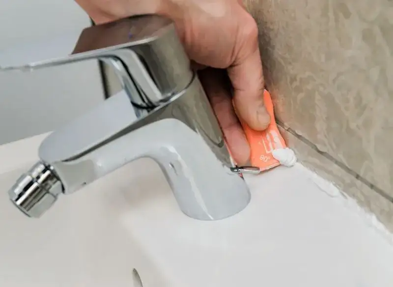 Jak wymienić silikon przy wannie i uniknąć kosztownych napraw