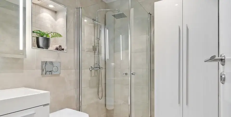 Szkło antykorozyjne do kabiny prysznicowej – co to jest i dlaczego warto w nie zainwestować?