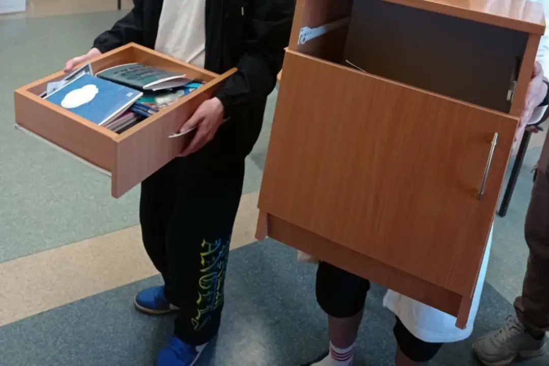 Dzień bez plecaka: kreatywne sposoby na przyniesienie książek