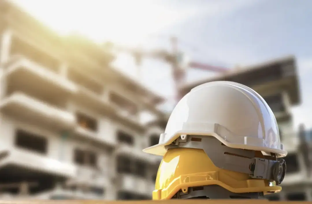 Ryzyko na budowie i w rozrywce online – jak podejmować mądre decyzje