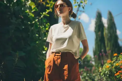 Jak nosić t shirt w spodniach, by wyglądać stylowo i modnie