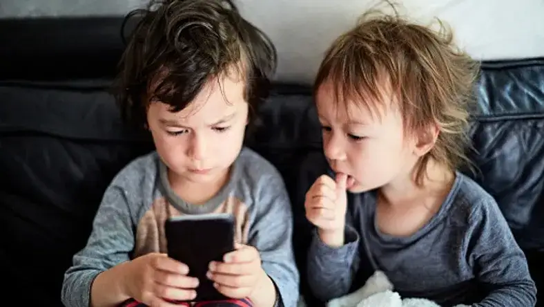 Czy sprawdzanie telefonu dziecka jest karalne? Poznaj fakty