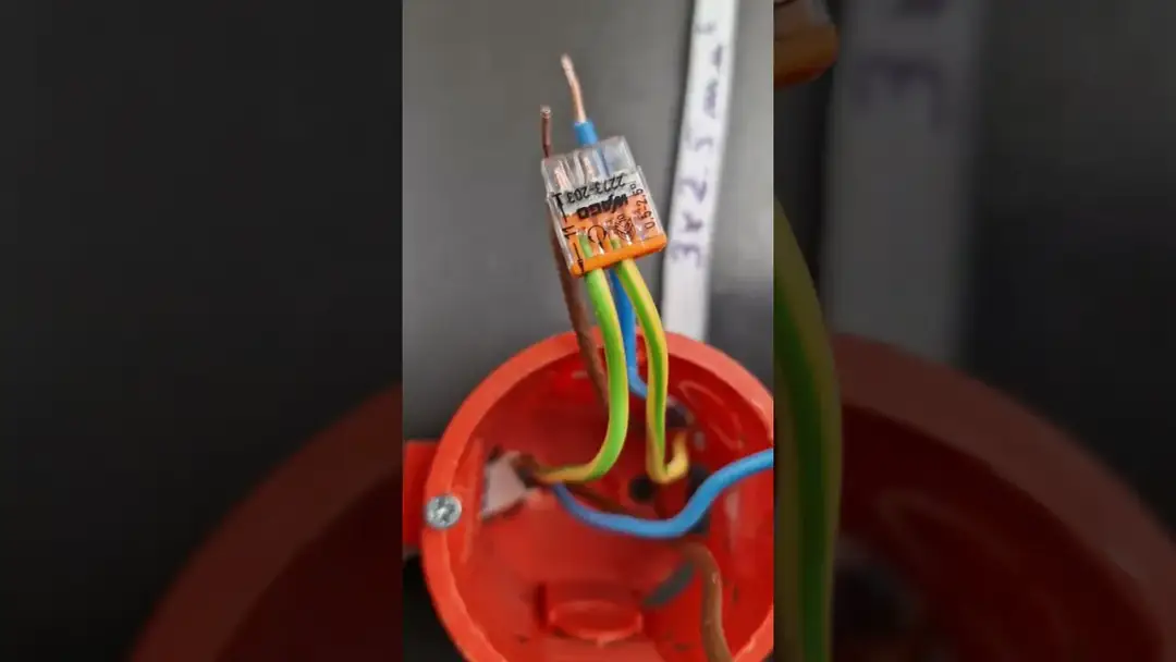 Jak podłączyć oświetlenie z gniazdka bezpiecznie i bez błędów