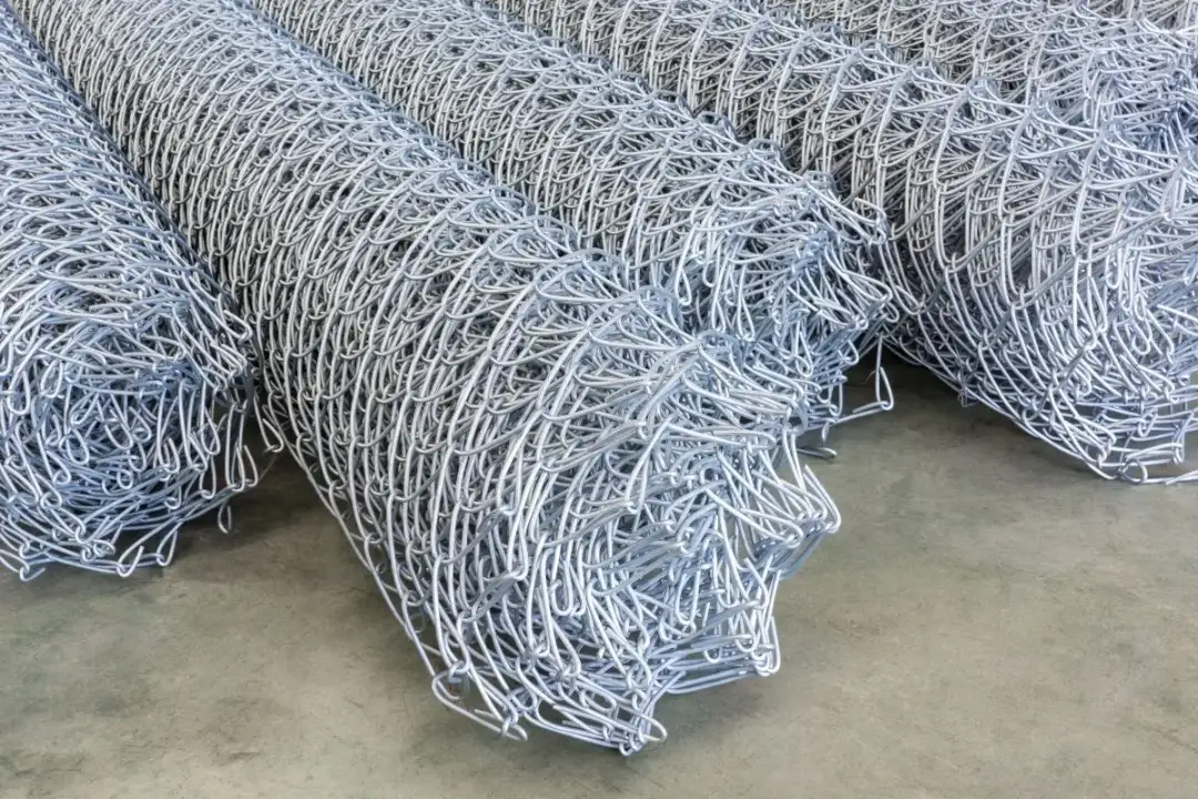 Ocynkowana czy powlekana? Porównanie rodzajów siatek z drutu