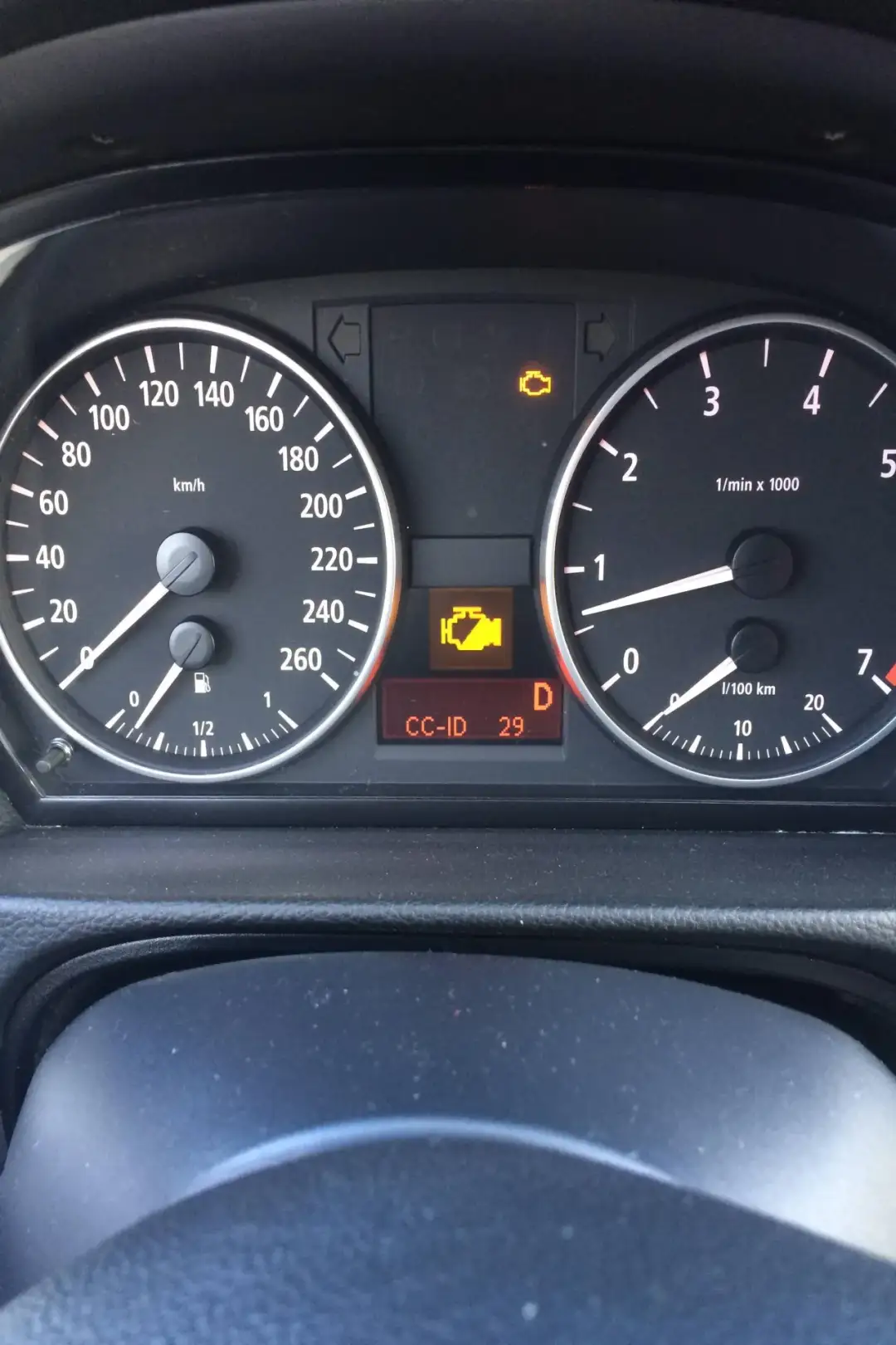 Kontrolki BMW E90 – co oznaczają, dlaczego się świecą i jak je naprawić?