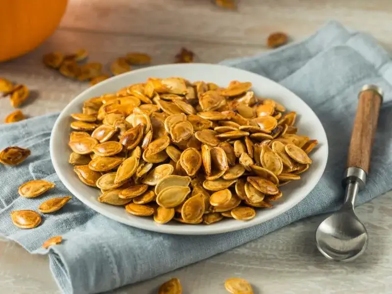 Jak uprażyć pestki dyni na patelni – proste sposoby na chrupiącą przekąskę