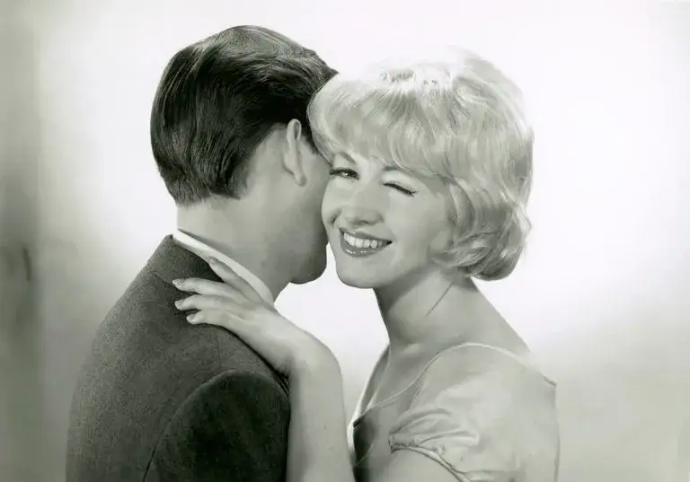 Co oznacza sen o przytulaniu? Odkryj emocjonalne znaczenie snu