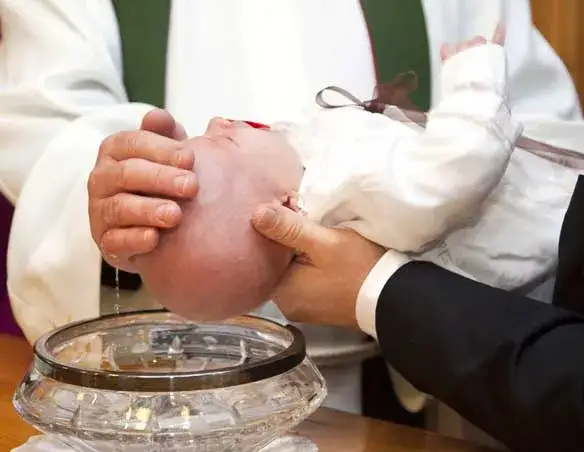 Chrzest bez mszy: Czy można otrzymać komunię podczas ceremonii?