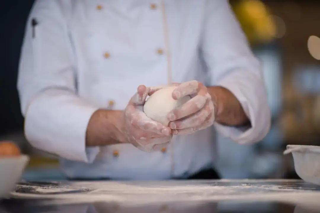 Jak zamrozić ciasto na pizzę, by zachować jego smak i świeżość na dłużej