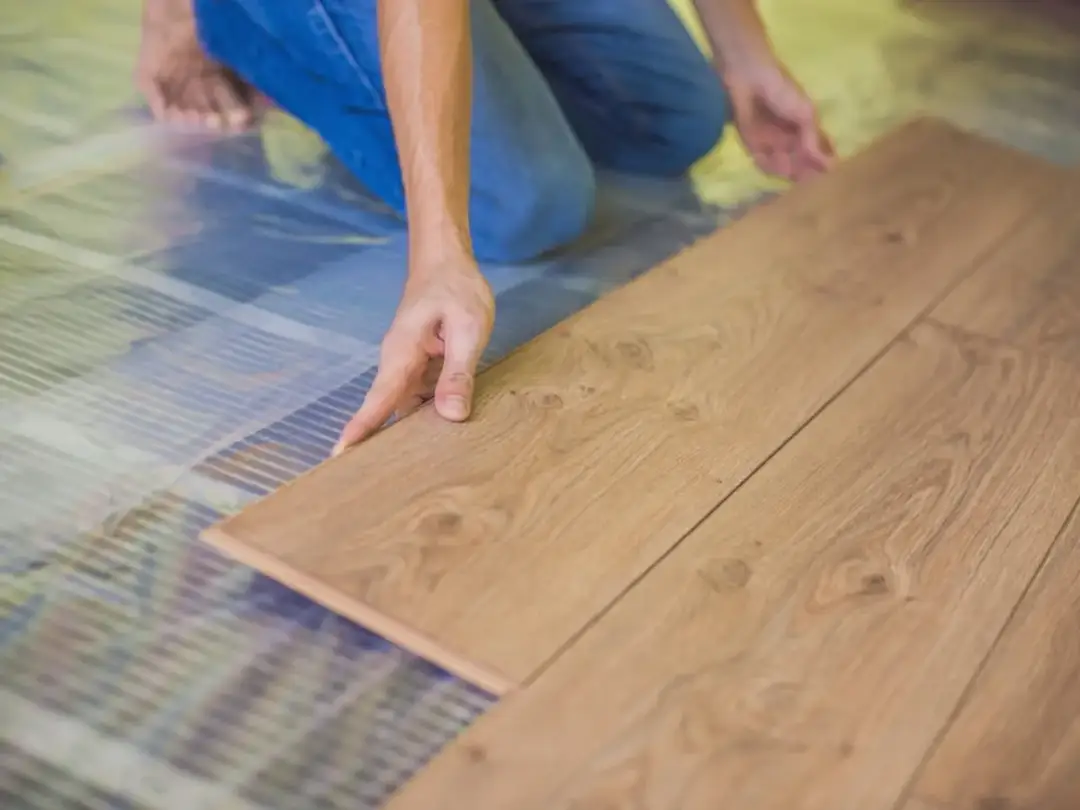 Jak wyciszyć podłogę z paneli, aby zminimalizować hałas i poprawić komfort