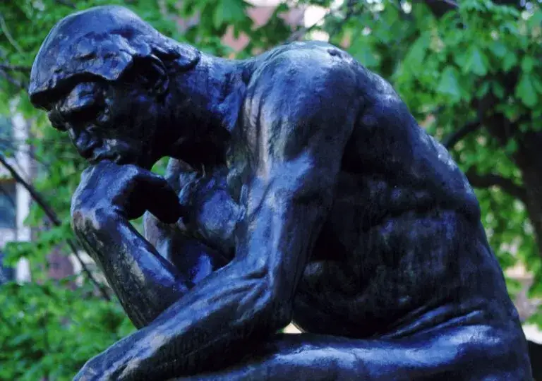 Rzeźba myśliciel - historia, znaczenie i repliki, które musisz znać