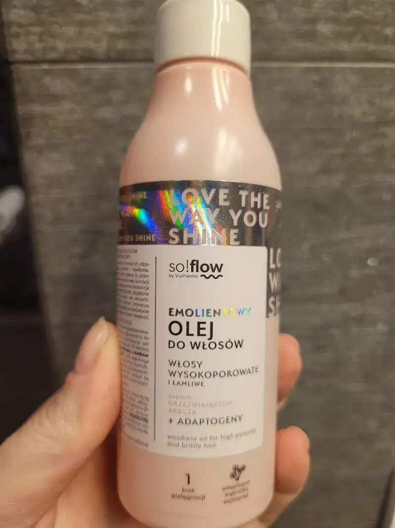 Jaki olej do włosów wysokoporowatych kręconych, aby uniknąć puszenia?