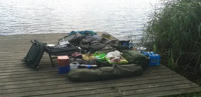 Kompletna lista rzeczy co zabrać na ryby: niezbędny sprzęt wędkarski