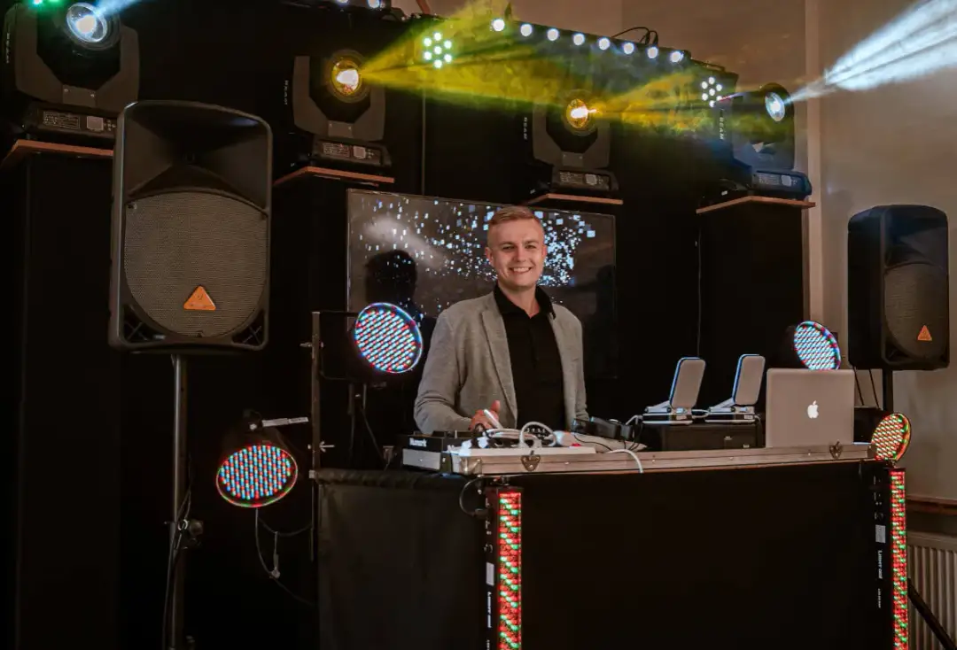 Ile bierze DJ za imprezę? Przegląd cen i co wpływa na koszty