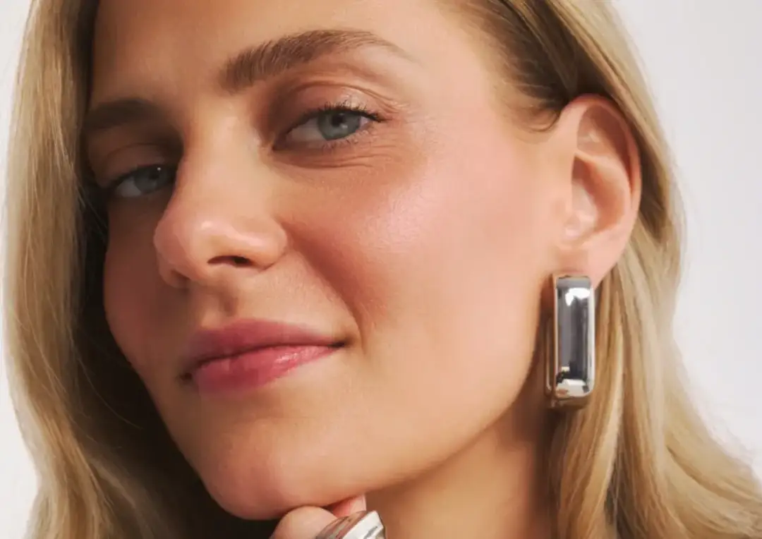 Trendy biżuteryjne w 2026 – jak wybrać biżuterię na prezent, żeby była noszona cały rok?