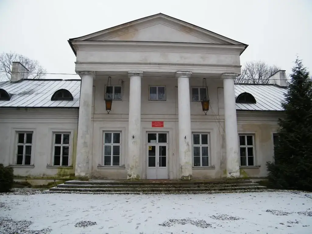 Pałac w Dębinkach: Historia, związek z Norwidem i aktualny stan muzeum