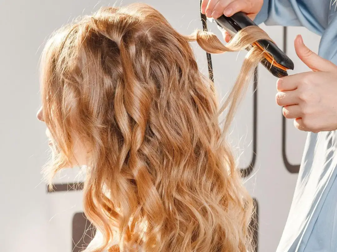 Magiczny efekt: Stylizacja włosów prostownicą jak Loki w 5 minut