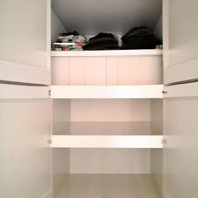 Jak zrobić praktyczną szafę pod schodami bez kosztownego remontu