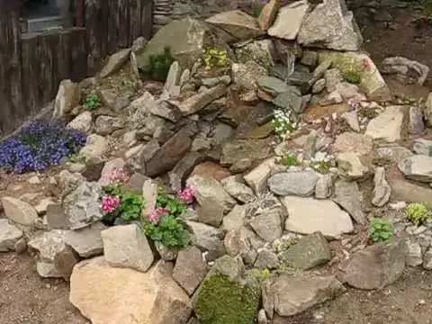 Jak zrobić skalniak z wodospadem – prosty sposób na piękny ogród krok po kroku