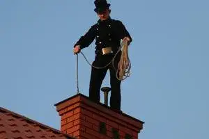 Czym kominiarz czyści komin? Sprawdź skuteczne metody i narzędzia