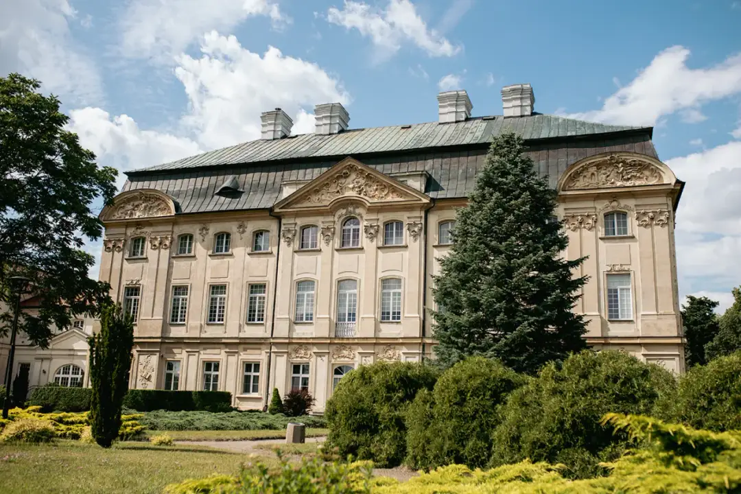 Pałac w ciążeniu: odkryj jego fascynującą historię i architekturę