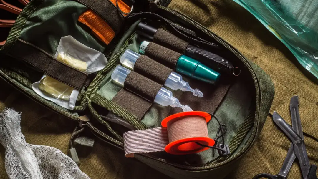Apteczka taktyczna co zawiera: niezbędne elementy do ratowania życia