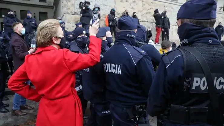 Komu policja przekazuje dane osobowe - poznaj przepisy i procedury