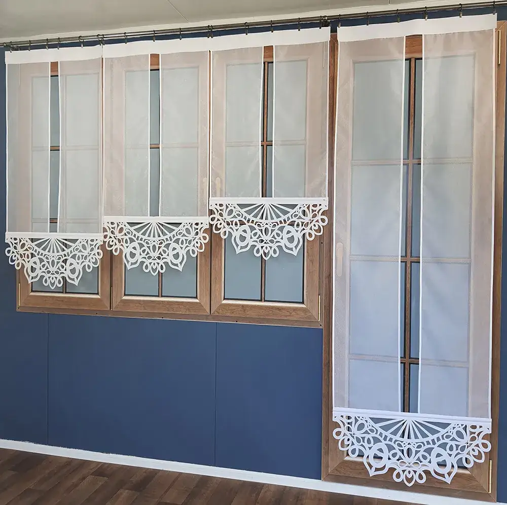 Montaż paneli przy drzwiach balkonowych - profesjonalne wykończenie