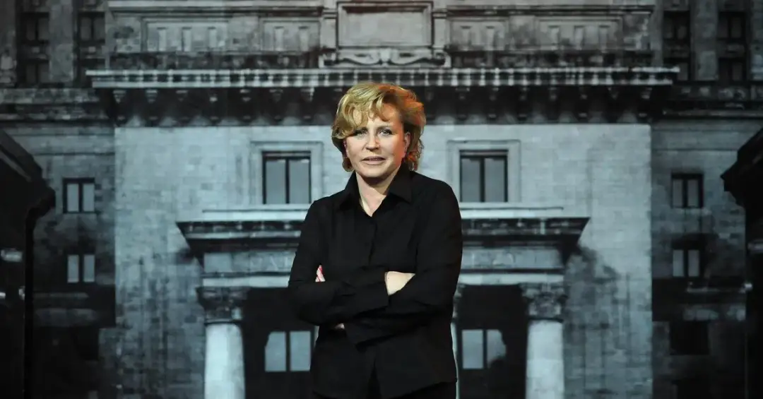 Biała bluzka w OCH-Teatr: emocjonalna opowieść o walce i nadziei