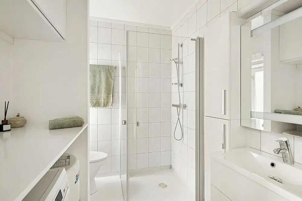 Jak urządzić małą łazienkę, aby stała się funkcjonalnym rajem?